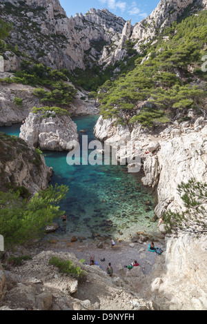 Nageurs à calanque de Sugiton entre Marseille et Cassis, Provence, France Banque D'Images