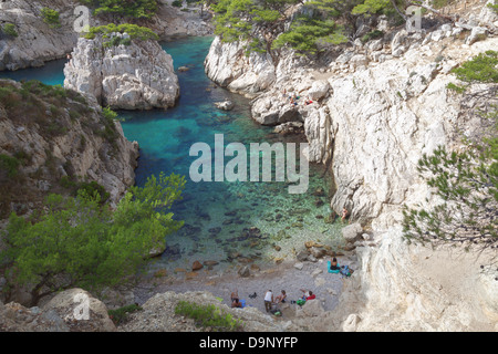 Nageurs à calanque de Sugiton entre Marseille et Cassis, Provence, France Banque D'Images