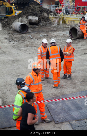 Bachy Soletanche Limited les travailleurs de la construction sur site sur Millbank par Vauxhall Bridge Road à Londres - Royaume-Uni Banque D'Images