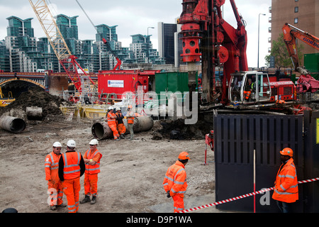 Bachy Soletanche Limited les travailleurs de la construction et le forage sur site sur Millbank par Vauxhall Bridge Road à Londres - Royaume-Uni Banque D'Images