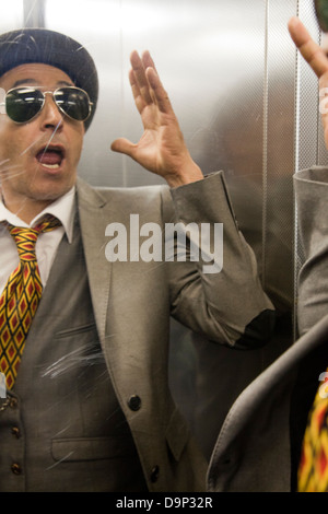 Dans l'homme Dandy Ascenseur Banque D'Images