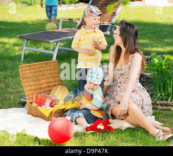 Image colorée d'une famille heureuse dans le jardin Banque D'Images