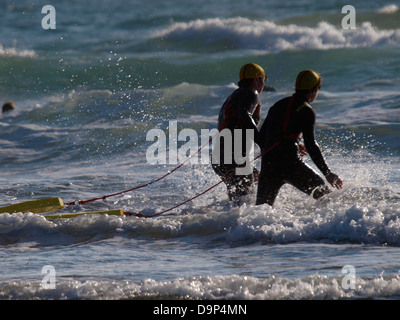 Deux surf life savers rubrique dans la mer au cours d'une session de formation, Bude, Cornwall, UK 2013 Banque D'Images