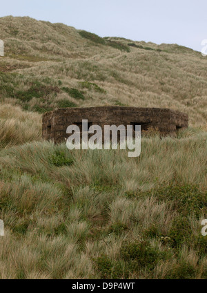La guerre de l'ancien monde casemate deux parmi les dunes de sable, Gwithian Beach, Cornwall, UK 2013 Banque D'Images