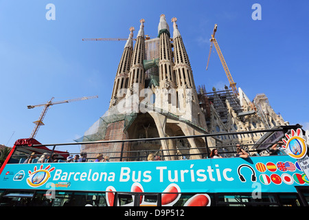 Sites touristiques Barcelona City Tour bus touristiques pour les touristes à la basilique de la Sagrada Familia à Barcelone, Espagne Banque D'Images