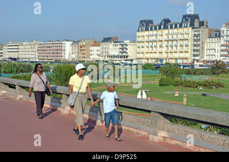 Une famille noire marchant le long de la promenade de Dieppe sur la côte nord de la France, l'Europe. Banque D'Images