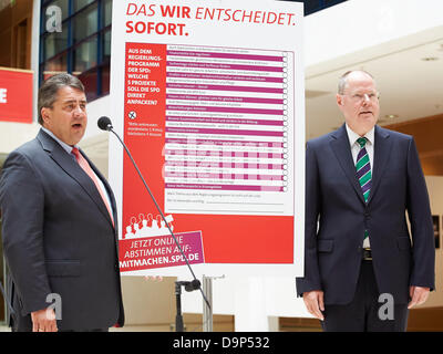 Berlin, Allemagne, le 24 juin, 2013. Peer Steinbrück, candidat SPD à la chancellerie, et Sigmar Gabriel, secrétaire général du SPD, donneront une conférence de presse où ils ont fait des commentaires sur le programme politique du parti CDU pour la 18e élections au Bundestag en 2013 à la partie centrale du SPD à Berlin. Photo : Sigmar Gabriel (SPD), le président du parti SPD, Peer Steinbrück (SPD et), candidat chancelier SPD, présente le top 5 de leur parti du SPD lors d'une conférence de presse à Berlin. Credit : Reynaldo Chaib Paganelli/Alamy Live News Banque D'Images