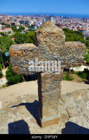 Vue générale de la ville et une croix du parc le parc Guell à Barcelone, Espagne Banque D'Images