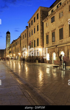 La célèbre rue Stradun de Dubrovnik dans la nuit Banque D'Images