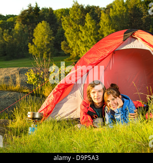 Jeune couple Faire place au camping et couché dans la tente Banque D'Images