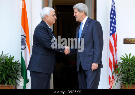 Le secrétaire d'Etat américain John Kerry, serre la main du ministre indien des Affaires extérieures Salman Khurshid devant la US-Inde Dialogue stratégique le 24 juin 2013 à New Delhi, en Inde. Banque D'Images