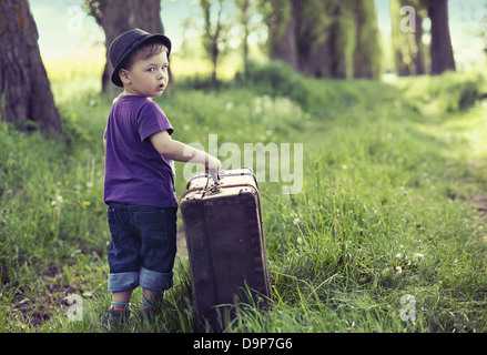 Mignon petit homme de quitter la maison avec grande assurance Banque D'Images