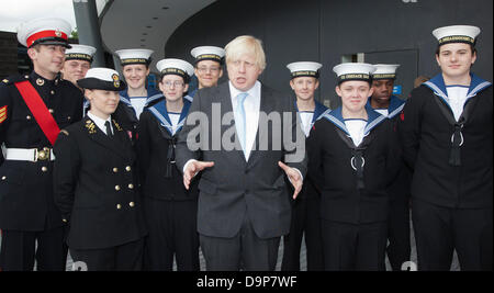 Londres, Royaume-Uni. 24 juin 2013. Photo : Boris Johnson avec les Cadets de la marine. Le maire de Londres, Boris Johnson, a reçu aujourd'hui par les membres de l'Assemblée de Londres, Chelsea retraités, la Royal Navy, l'armée et RAF pour honorer le courage et l'engagement des forces armées dans une cérémonie de lever du drapeau à l'Hôtel de ville de Londres. Le drapeau des Forces armées a été soulevée devant la Journée des Forces armées, le 29 juin. Photo : Nick Savage/Alamy Live News Banque D'Images