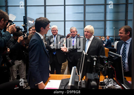 Londres, Royaume-Uni - 24 juin 2013 : Le maire Boris Johnson, rejoint par le président John Nelson, parle à la Lloyd's of London personnel dans le bâtiment emblématique de Londres, prix par la Lutine Bell, champion de secteur de l'assurance de Londres et appui sur son statut de plaque tournante mondiale. Credit : Piero Cruciatti/Alamy Live News Banque D'Images