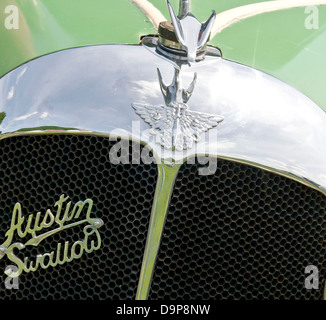 1931 Austin Swallow Saloon grill et radiateur mascot marque logo marque emblème motif badge Banque D'Images