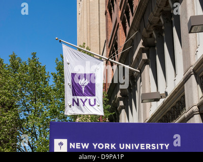 Drapeau de l'Université de New York et d'une marquise, NYC Banque D'Images