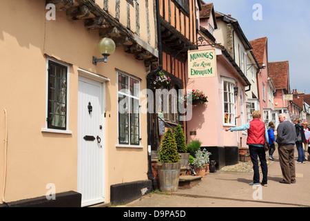 Les gens de l'extérieur Munnings Salon de Thé Emporium dans le centre du village historique. High Street, Long Melford, Suffolk, Angleterre, Royaume-Uni, Angleterre Banque D'Images