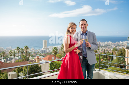 Smiling couple toasting with champagne Banque D'Images