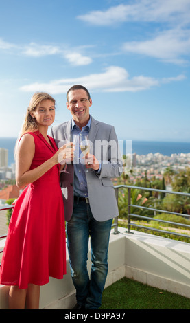 Quel beau couple toasting with champagne Banque D'Images