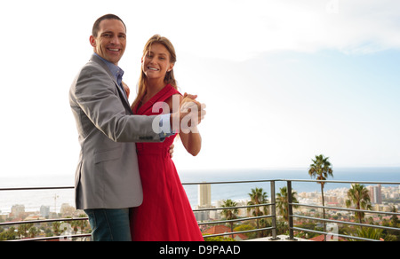 Heureux couple dansant sur le balcon Banque D'Images