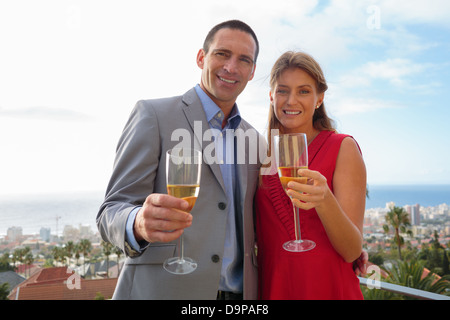 Couple holding glass of champagne Banque D'Images