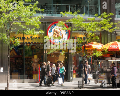 Circulation sur les trottoirs, magasin d'atelier Build-A-Bear, New York 2013 Banque D'Images