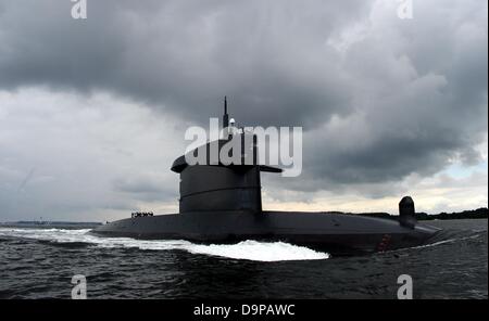 Sous-marin néerlandais Dolfijn fait pour la mer Baltique, l'Allemagne, l'arrêt Kiel-Schilksee 24 juin 2013. Le sous-marin a été l'un des visiteurs militaires de la Semaine de Kiel. Photo : Carsten REHDER Banque D'Images