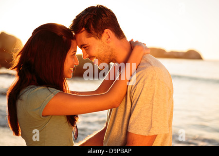 Smiling couple sur la plage Banque D'Images