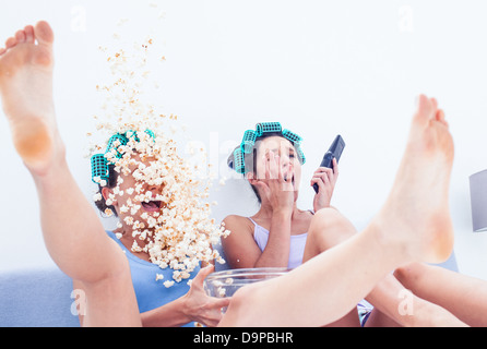 Amis avec l'explosion de popcorn Banque D'Images