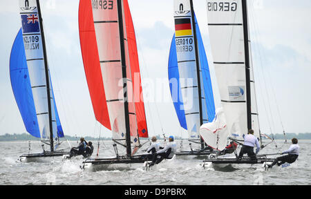 Kiel-Schilksee, Allemagne, 24 juin 2013.Les marins participer à une course de voile de la nouvelle classe Nacra 17 Olympique sur la mer Baltique, l'Allemagne, l'arrêt Kiel-Schilksee 24 juin 2013. 4 500 athlètes de 50 pays en compétition au cours de la Semaine de Kiel. Photo : Carsten REHDER : dpa Crédit photo alliance/Alamy Live News Banque D'Images