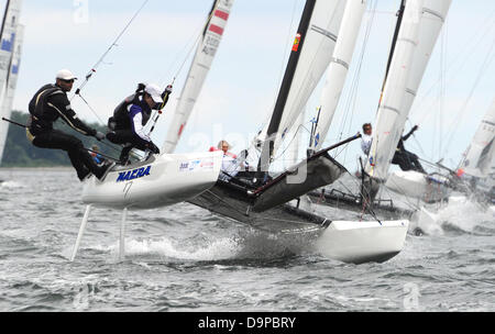 Kiel-Schilksee, Allemagne, 24 juin 2013.Les marins participer à une course de voile de la nouvelle classe Nacra 17 Olympique sur la mer Baltique, l'Allemagne, l'arrêt Kiel-Schilksee 24 juin 2013. 4 500 athlètes de 50 pays en compétition au cours de la Semaine de Kiel. Photo : Carsten REHDER : dpa Crédit photo alliance/Alamy Live News Banque D'Images