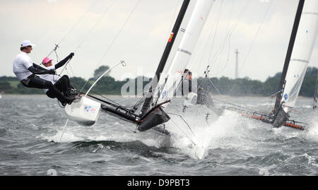 Kiel-Schilksee, Allemagne, 24 juin 2013.Les marins participer à une course de voile de la nouvelle classe Nacra 17 Olympique sur la mer Baltique, l'Allemagne, l'arrêt Kiel-Schilksee 24 juin 2013. 4 500 athlètes de 50 pays en compétition au cours de la Semaine de Kiel. Photo : Carsten REHDER : dpa Crédit photo alliance/Alamy Live News Banque D'Images