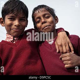 Portrait de deux enfants sur l'gaths. Varanasi, Benares, Uttar Pradesh, Inde Banque D'Images