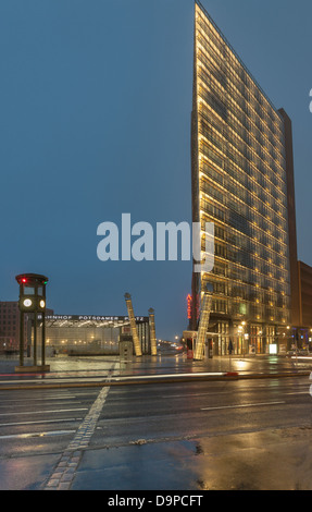 Le bâtiment tour Kollhoff la nuit,la Potsdamer Platz, Berlin, Allemagne Banque D'Images