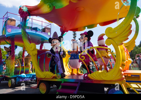 Mickey et Minnie Mouse sur une parade à Disneyland Paris Banque D'Images