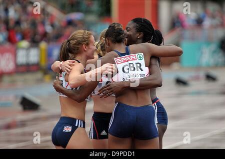 Gateshead. Tyne et Wear. UK. 23 Juin, 2013. Le GBR 4 x 400 m relais femmes célèbrent l'équipe. (L à r) Meghan Beesley, Eilidh enfant (caché), Shana Cox et Christine Ohuruogu lors. Tous les GBR. Jour 2. L'équipe européenne d'athlétisme. Gateshead. Tyne et Wear. UK. Credit : Sport en images/Alamy Live News Banque D'Images