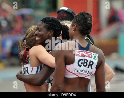 Gateshead. Tyne et Wear. UK. 23 Juin, 2013. Le GBR 4 x 400 m relais femmes célèbrent l'équipe. (L à r) Meghan Beesley, Eilidh enfant (caché), Shana Cox et Christine Ohuruogu lors. Tous les GBR. Jour 2. L'équipe européenne d'athlétisme. Gateshead. Tyne et Wear. UK. Credit : Sport en images/Alamy Live News Banque D'Images