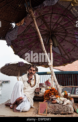 Portrait d'un brahmane sur les gaths. Varanasi, Benares, Uttar Pradesh, Inde Banque D'Images