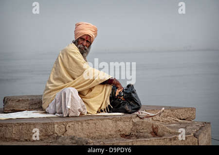 Sadhu sur les gaths. Varanasi, Benares, Uttar Pradesh, Inde Banque D'Images