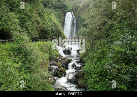 La cascade de Peguche tombe au-dessus d'une falaise près d'Otavalo, Équateur Banque D'Images