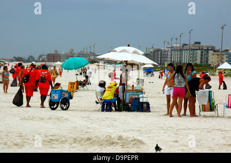 Bénéficiant d peopele,plage en flocons de maïs et la crème glacée vendeur de la les plages de Cabo Frio, Brésil, Amérique du Sud Banque D'Images