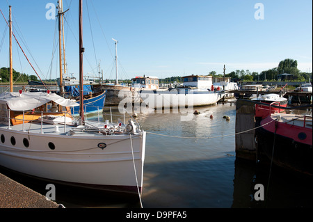 Bateaux amarrés à quai de traversier, Woodbridge, Suffolk, UK Banque D'Images