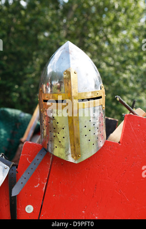 Casque médiéval avec visière en plein air avec des accessoires à l'arrière-plan Banque D'Images