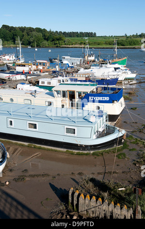 Bateaux amarrés à quai de traversier, Woodbridge, Suffolk, UK Banque D'Images