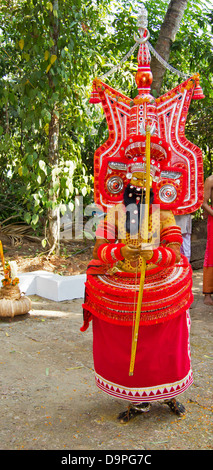 Dieu AGISSANT THEYYAM DANS UNE CÉRÉMONIE HINDOUE SRINAGAR INDE DU SUD Banque D'Images