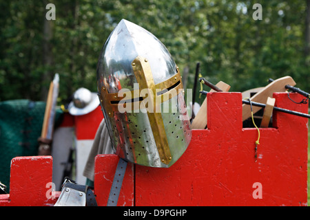 Casque médiéval avec visière en plein air avec des accessoires à l'arrière-plan Banque D'Images