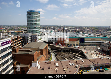 Vue sur le centre-ville de Birmingham montrant le Rotundra, arènes, St Martins Church, Debenhams, New Street Train Tracks Banque D'Images