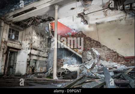 Une chambre dans une partie démoli l'ancien bâtiment. Banque D'Images