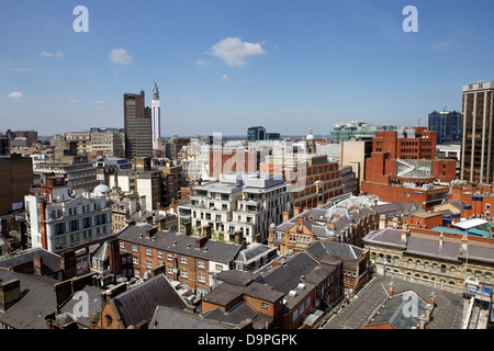 Vue sur Birmingham UK à la ville intérieure à travers les maisons, magasins et bureaux commerciaux Banque D'Images