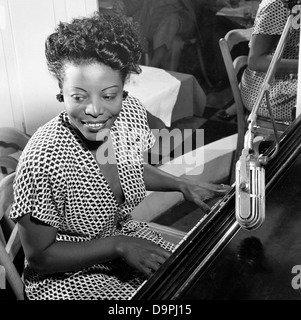 MARY LOU WILLIAMS (1910-1981), pianiste de jazz américain à propos de 1946. Photo William Gottlieb Banque D'Images